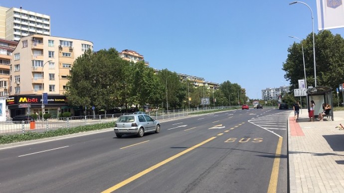 Реконструкция на улична мрежа по трасето на бул. "Васил Левски" в участъка от "Подвис" до бул."8-ми Приморски полк" в т.ч. велоалея, изпълняване на мероприятия за подобряване на достъпната среда и ремонт на автомобилни и пешеходни подлези