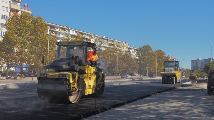 Работата по булевард „Васил Левски“ тече с пълна сила